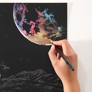 Handgefertigtes DIY Weltraum-Kratzbild-Set mit buntem Planeten und Berglandschaft
