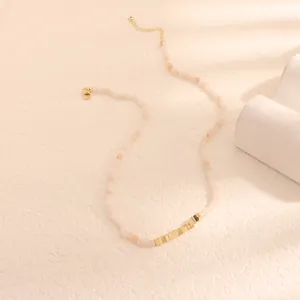 Vista dettagliata di una collana retrò in pietre naturali con eleganti accenti dorati