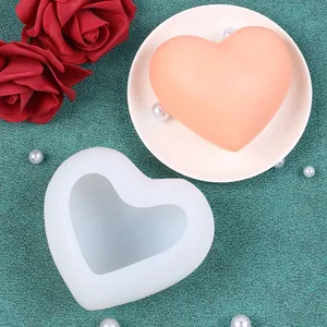 Vue détaillée du moule en silicone en forme de cœur et bougie en cire pêche