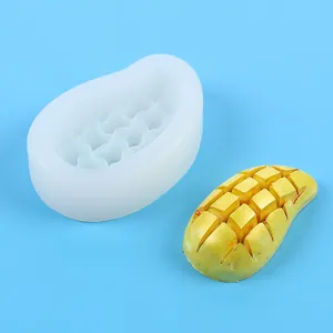 Vista detallada del molde de silicona de mango y el modelo de vela de fruta amarilla