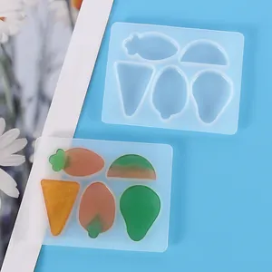 Vue détaillée des moules en silicone pour résine avec formes de fruits et légumes