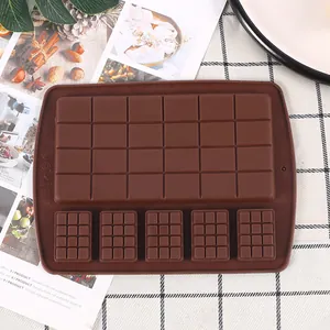 Vista dettagliata dello stampo in silicone marrone per cioccolato a griglia rettangolare