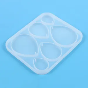 Vista dettagliata di uno stampo in silicone traslucido a goccia per gioielli in resina