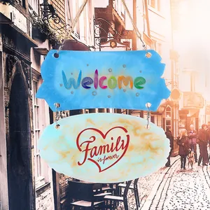 Handgemaakte hars deurbordjes met de teksten Welcome en Family is forever in het Engels.
