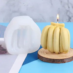 Vista detallada de un molde de silicona de plátano y una vela de cera de fruta amarilla