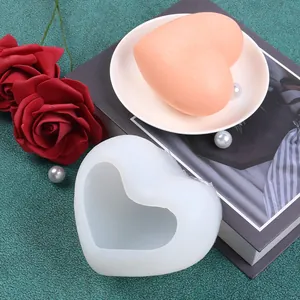 Moule en silicone en forme de cœur 3D pour bougies et savons DIY avec un produit fini en cœur