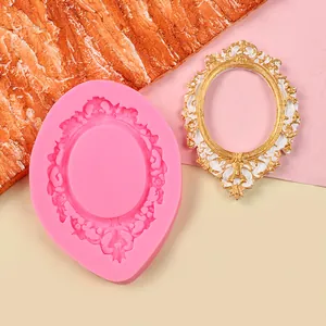 Vue détaillée du moule en silicone à relief floral vintage et du moulage fini