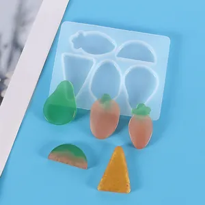 Vue détaillée du moule en silicone pour résine avec formes de fruits et géométries