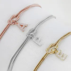 Detailansicht der geknoteten Schlangenkette Armbänder mit funkelnden Zirkonia Buchstaben