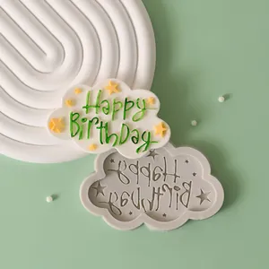 Detailoverzicht van wolk-vormige Happy Birthday siliconen mal met afgewerkte taarttopper