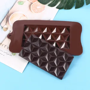 Vista dettagliata dello stampo in silicone geometrico con barretta di cioccolato