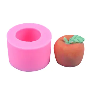 Primer plano del molde de silicona rosa con forma de manzana junto a una manzana