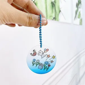 Gros plan d'un porte-clés circulaire en acrylique avec d'adorables illustrations de chat