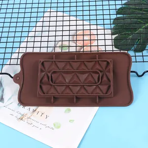 Dettaglio dello stampo in silicone geometrico marrone per cioccolato e dolci.