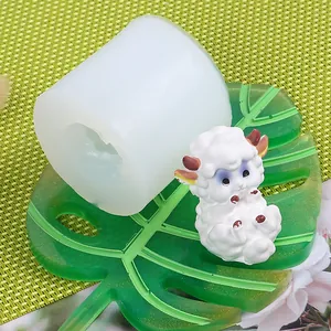 Detailweergave van schattige schaap siliconen mal met afgewerkt harsfiguurtje op blad.