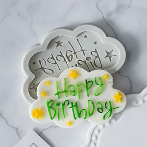 Detailopname van de Happy Birthday wolkvormige siliconen mal met groene taarttopper
