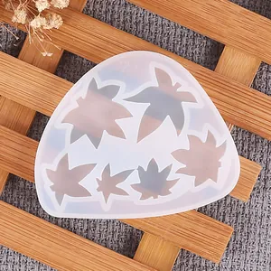 Primer plano de molde de silicona de hoja de arce para manualidades de resina