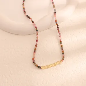 Dettaglio di collana in tormalina naturale colorata con inserti dorati rettangolari