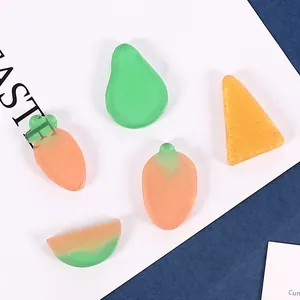 Gros plan de formes de fruits en résine colorée comme l'avocat pour épingles à cheveux DIY