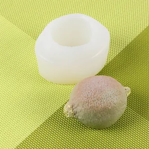 Detalle de un molde de silicona de limón con vela con forma de fruta 3D detallada