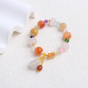 Detailansicht eines Jade-Armbands im Ethno-Stil mit Kürbisperlen und einem Hulu-Anhänger