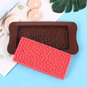 Vista dettagliata degli stampi in silicone a cuore per cioccolato e decorazione torte