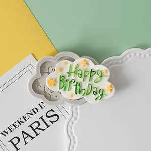 Gedetailleerde macro-weergave van Happy Birthday-wolk-siliconenvorm met taartdecoratie-afwerking