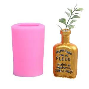 Detailansicht einer rosa Silikonform neben einer fertigen goldenen Vase im französischen Stil