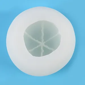 Detalle macro de un molde circular de silicona blanca para velas y postres con forma de fruta