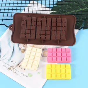 Dettaglio di uno stampo in silicone per cioccolato a 3 cavità con campioni finiti