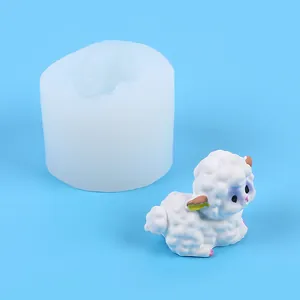 Detailweergave van een schaap siliconen mal en een afgewerkt hars lammetje figuurtje