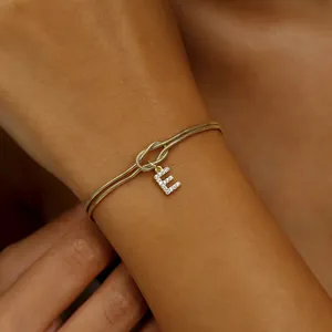 Detailansicht eines goldenen Schlangenkettenglied-Armbands mit Buchstabe E