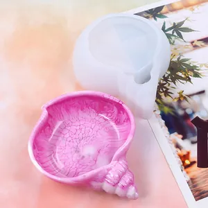 Vista ravvicinata di uno stampo in silicone a conchiglia e piatto in resina marmorizzata