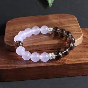 Detalle de pulsera de cuentas de amatista y cuarzo ahumado con espaciadores de plata fina