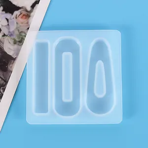 Vue détaillée du moule à barrettes en silicone translucide avec trois formes différentes