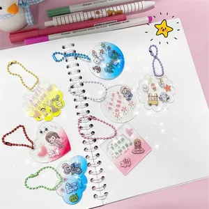 Gros plan de porte-clés Gooka créatifs en acrylique de formes et de couleurs variées.