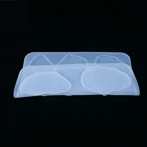 Dettaglio dello stampo in silicone a 5 cavità per sottobicchieri e vassoi in resina