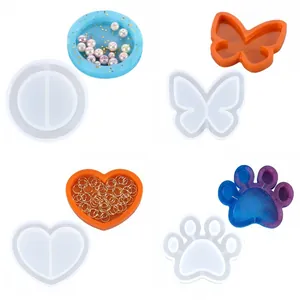 Juego de cuatro moldes de silicona para colgantes huecos de corazón, mariposa y pata
