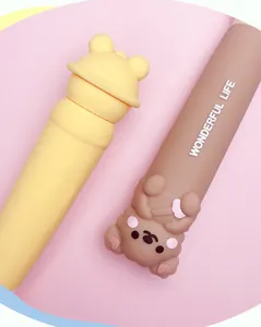 Close-up van schattige beervormige handvatten op pastelkleurige massagehaarborstels