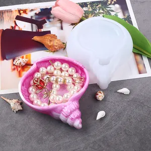 Primo piano dello stampo in silicone a conchiglia per vassoio in resina con pezzo finito
