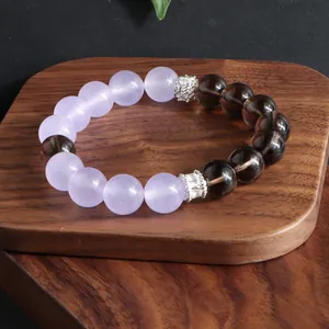 Primer plano de pulsera de amatista lavanda y cuarzo ahumado con separadores de plata