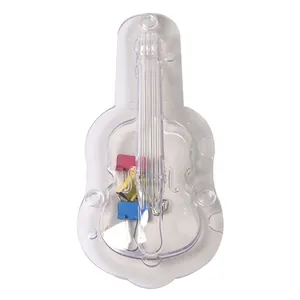 Detailansicht der transparenten 3D-Schokoladenform in Violinenform für DIY-Kuchendekoration