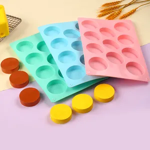 Moldes de silicona de 8 cavidades para jabón con piezas redondas sobre fondo de color pastel.