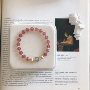Detail des Armbands aus Erdbeerquarz mit blauem Mondstein und goldenen Elementen