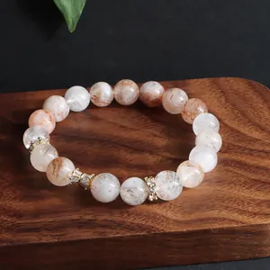 Elegantes Natur-Super Seven Kristall-Perlenarmband auf einem hochwertigen Holzsockel