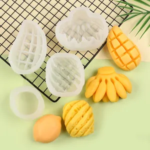 Detalle de moldes de silicona para velas con formas de mango plátano piña y limón