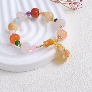 Detailansicht des Naturjade-Armbands mit Kürbisperlen und Flaschenkürbis-Anhänger.