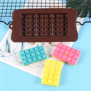 Vista dettagliata dello stampo in silicone per mattoncini con campioni colorati