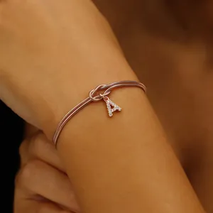 Detailansicht des roségoldenen Knotenschlangen-Armbands mit funkelndem Zirkonia-Buchstabe A