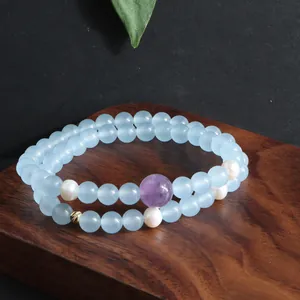 Gedetailleerd overzicht van een dubbele blauwe kristallen armband met amethist